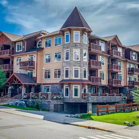 Sunny Tranquil Woods Turret In Falcon Crest Lodge Канмор Экстерьер фото