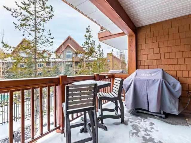 Sunny Tranquil Woods Turret In Falcon Crest Lodge Канмор Экстерьер фото