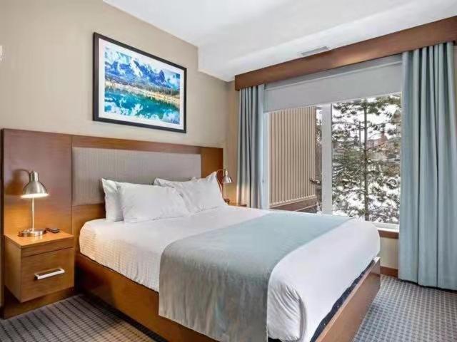 Sunny Tranquil Woods Turret In Falcon Crest Lodge Канмор Экстерьер фото