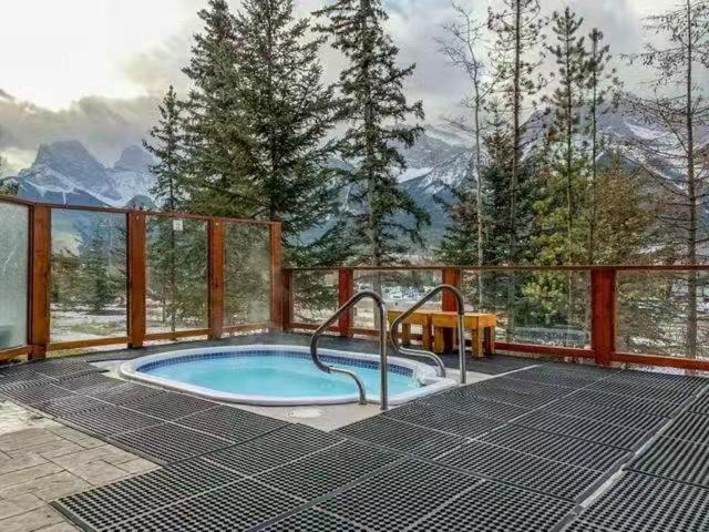 Sunny Tranquil Woods Turret In Falcon Crest Lodge Канмор Экстерьер фото