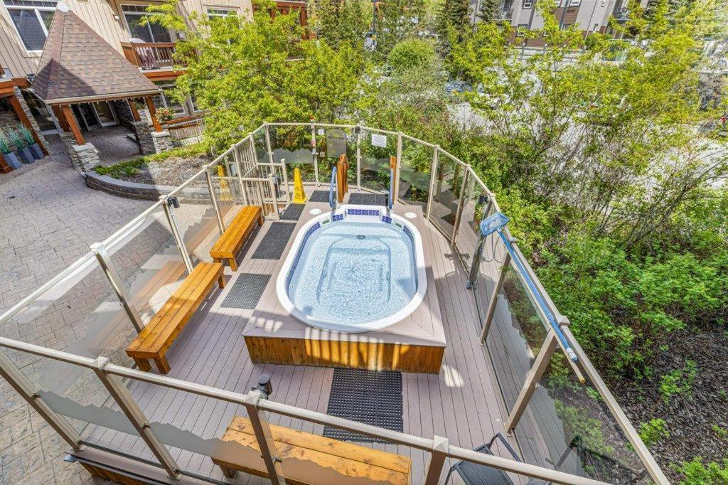 Sunny Tranquil Woods Turret In Falcon Crest Lodge Канмор Экстерьер фото