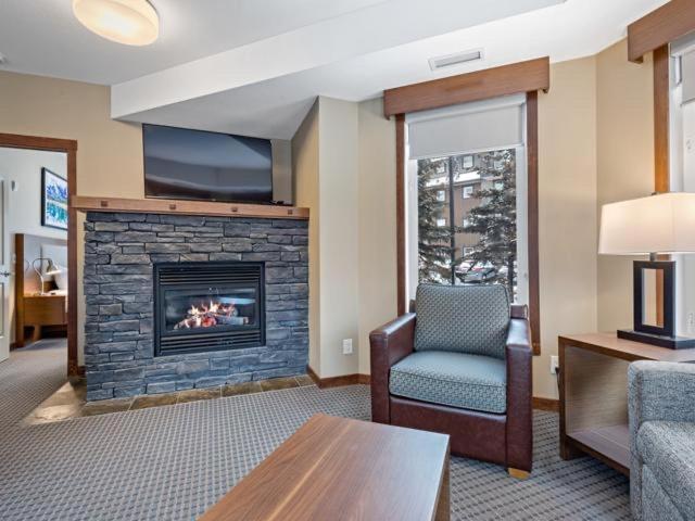 Sunny Tranquil Woods Turret In Falcon Crest Lodge Канмор Экстерьер фото